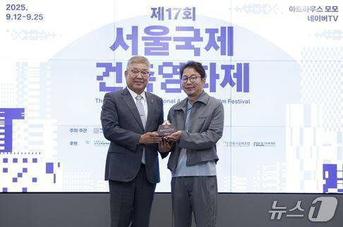 김재록 대한건축사협회 회장과 개그맨 심현섭 씨 (대한건축사협회 제공)