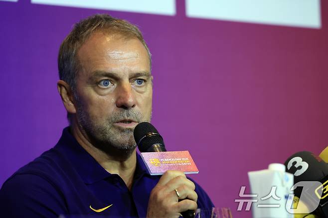 한지 플릭 FC 바르셀로나 감독이 30일 오후 서울시 종로구 포시즌스 호텔 서울 그랜드 볼룸에서 열린 FC 바르셀로나 2025 아시아 투어 에디션 기자회견에서 취재진의 질문에 답하고 있다. 2025.7.30/뉴스1 ⓒ News1 박정호 기자