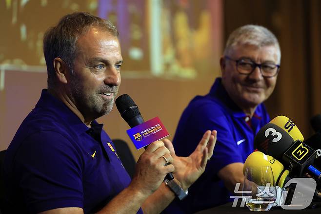 한지 플릭 FC 바르셀로나 감독이 30일 오후 서울시 종로구 포시즌스 호텔 서울 그랜드 볼룸에서 열린 FC 바르셀로나 2025 아시아 투어 에디션 기자회견에서 취재진의 질문에 답하고 있다. 2025.7.30/뉴스1 ⓒ News1 박정호 기자
