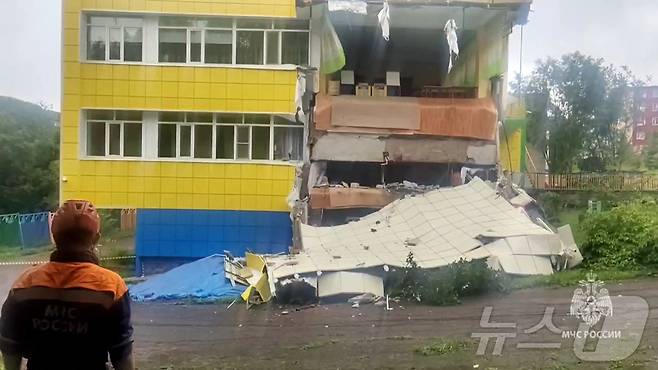 러시아 페트로파블롭스크-캄차츠키에서 30일 긴급 구조 요원들이 지진으로 피해를 입은 유치원을 점검하고 있다. 이날 러시아 캄차카반도 인근 해역에서는 규모 8.8의 강진이 발생했다. 사진은 러시아 비상 대응 당국이 공개한 영상 자료 화면 갈무리. 2025.07.30. ⓒ AFP=뉴스1 ⓒ News1 권영미 기자