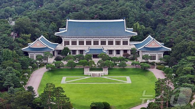 이재명 대통령이 청와대로 집무실 복귀를 예고한 가운데 오는 8월 1일부터 보안·안전 점검 등 준비작업을 위해 관람이 임시 중단된다. 사진은 30일 서울 종로구 세종로 청와대 본관. 2025.7.30/뉴스1 ⓒ News1 김진환 기자