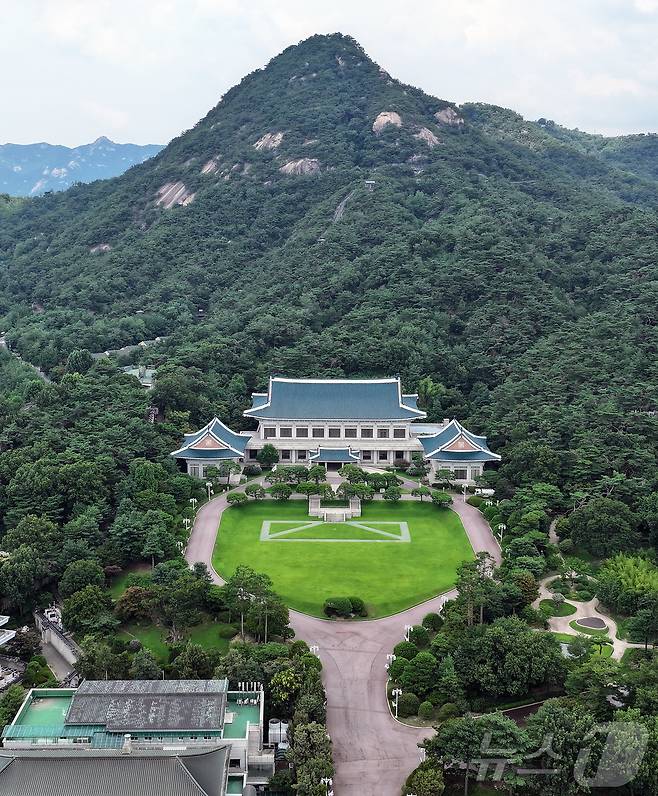 이재명 대통령이 청와대로 집무실 복귀를 예고한 가운데 오는 8월 1일부터 보안·안전 점검 등 준비작업을 위해 관람이 임시 중단된다. 사진은 30일 서울 종로구 세종로 청와대 영빈관. 2025.7.30/뉴스1 ⓒ News1 김진환 기자