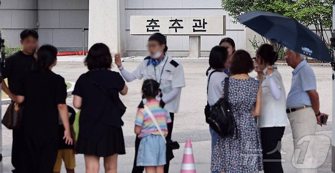 청와대 관람 일시 종료를 이틀 앞둔 30일 오후 서울 종로구 청와대 춘추문으로 관람객들이 입장하고 있다.   2025.7.30/뉴스1 ⓒ News1 김진환 기자