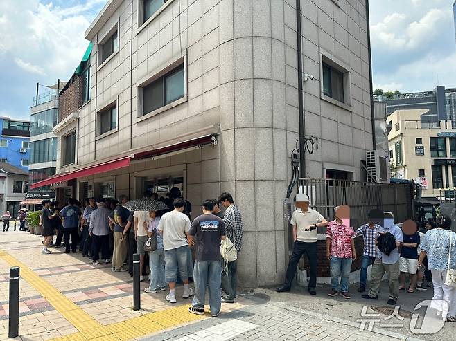 30일 서울 중구 평양냉면집 '필동면옥' 앞에 손님들이 줄 서 있다. 2025.7.30/뉴스1 ⓒ News1 강서연 기자