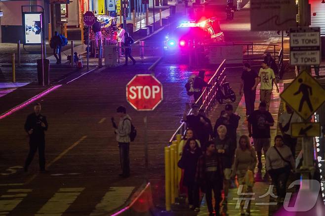 30일(현지시간) 쓰나미 경보가 발령된 미국 캘리포니아주 산타모니카에 부두 폐쇄를 알리는 신호가 설치돼 있다. 2025.07.30 ⓒ AFP=뉴스1 ⓒ News1 이지예 객원기자