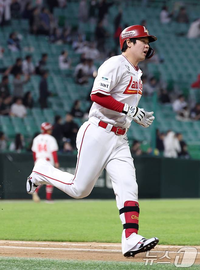 13일 인천SSG 랜더스필드에서 열린 '2025 신한 SOL뱅크 KBO리그' NC 다이노스와 SSG 랜더스의 경기, SSG 최정이 6회말 2사 1루 동점 2점 홈런을 터뜨리며 개인 통산 500홈런을 기록하고 있다. 2025.5.13/뉴스1 ⓒ News1 김성진 기자