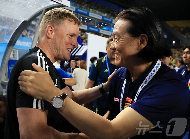 30일 오후 경기 수원시 팔달구 수원월드컵경기장에서 열리는 쿠팡플레이 시리즈 팀 K리그와 잉글랜드 프리미어리그 뉴캐슬 유나이티드의 경기를 앞두고 뉴캐슬 에디 하우 감독과 팀 K리그 김판곤 감독이 인사를 나누고 있다. 2025.7.30/뉴스1 ⓒ News1 김진환 기자