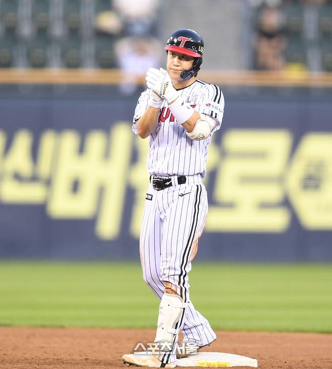 LG 구본혁이 29일 서울 잠실구장에서 열린 2025 KBO리그 KT와 경기 3회말 2사1,2루 동점을 만드는 2루타를 친 후 세리머니를 하고 있다. 잠실 | 최승섭기자 thunder@sportsseoul.com