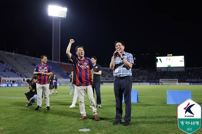 수원FC 이재준(왼쪽) 구단주와 FC안양 최대호 구단주. 제공 | 한국프로축구연맹