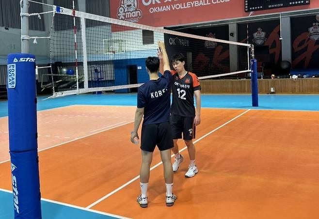 원 포인트 레슨을 진행하는 전광인(오른쪽). 사진 | OK저축은행