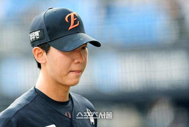 한화 황준서가 23일 잠실구장에서 열린 2025 KBO리그 두산과 경기 1회말 홈런 3개를 허용하며 4실점 한 뒤 더그아웃으로 들어가고 있다. 잠실 | 박진업 기자 upandup@sportsseoul.com