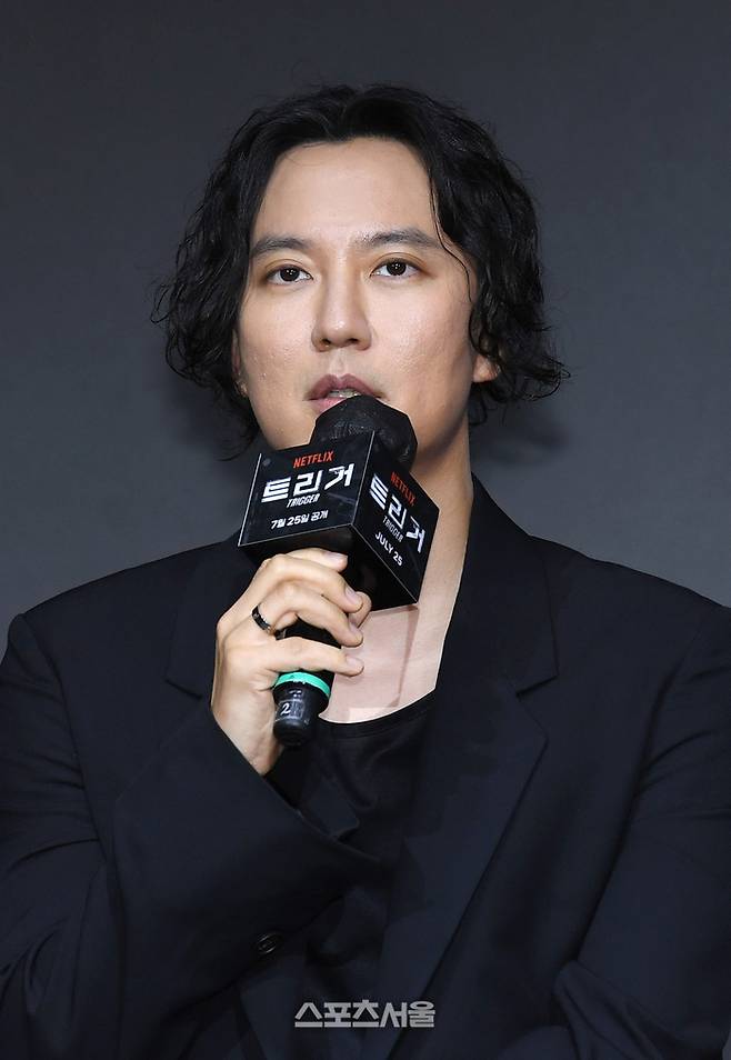 배우 김남길이 22일 서울 마포구 호텔나루 서울 엠갤러리에서 열린 넷플릭스 시리즈 ‘트리거’ 제작발표회에서 사회자의 질문에 답을 하고 있다.  ‘트리거’는 대한민국에서 출처를 알 수 없는 불법 총기가 배달되고 총기 사건이 끊임없이 발생하는 가운데 각자의 이유로 총을 든 두 남자의 이야기를 그린 총기 액션 재난 스릴러로 배우 김남길, 김영광, 길해연, 박훈 등이 출연하며 권오승 감독이 연출했다. 2025. 7. 22.  박진업 기자 upandup@sportsseoul.com