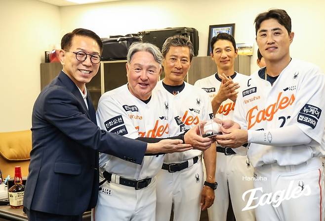 김경문 감독이 100승 기념구와 함꼐 웃어 보이고 있다. 사진 | 한화 이글스