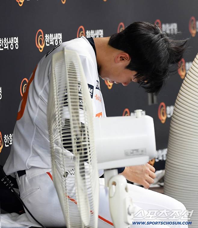 3회를 마치지 못하고 마운드에서 내려온 황준서가 더그아웃에 앉아 생각에 잠겼다.