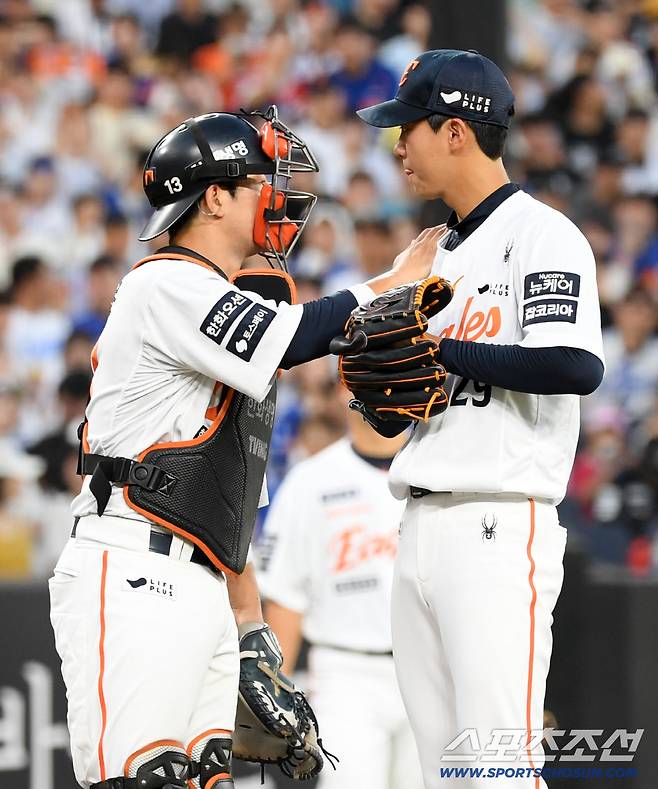 선발 투수 황준서가 1회부터 솔로포 포함 장타를 연이어 허용하자 마운드를 찾은 베테랑 포수 최재훈은 어린 후배에게 힘을 실어줬다.