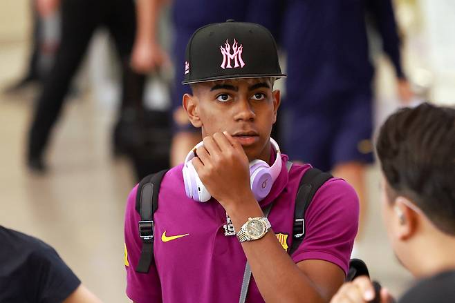 한국 찾은 FC바르셀로나 라민 야말

    (영종도=연합뉴스) 신현우 기자 = 프리시즌 투어 중인 스페인 프로축구 FC바르셀로나의 신성 라민 야말이 29일 인천국제공항 제2여객터미널을 통해 입국하고 있다.

    바르셀로나는 오는 31일 오후 8시 서울월드컵경기장에서 K리그1 FC서울과, 8월 4일 오후 8시 대구스타디움에서 K리그1 대구FC와 차례로 맞붙을 예정이다. 2025.7.29