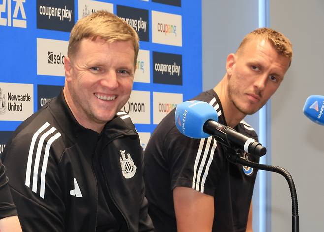 미소 짓는 에디 하우 감독

    (서울=연합뉴스) 최재구 기자 = 2025 쿠팡플레이 시리즈에 출전한 잉글랜드 프리미어리그 뉴캐슬의 에디 하우 감독이 29일 서울 여의도에서 기자회견을 하고 있다. 오른쪽은 댄 번. 2025.7.29