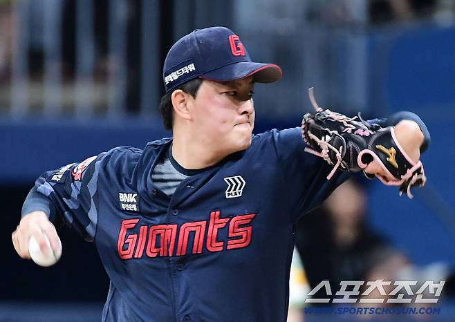 23일 서울 고척스카이돔에서 열린 키움과 롯데의 주중 3연전 두 번째 경기. 투구하고 있는 롯데 김원중. 고척=송정헌 기자songs@sportschosun.com/2025.07.23/