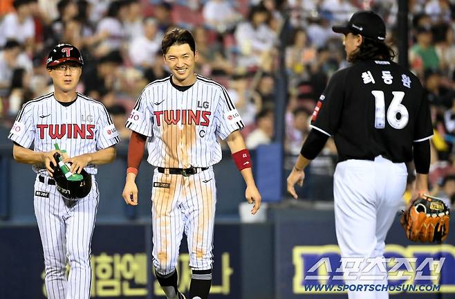 힘겹게 이닝을 끝낸 최동환을 바라보다 웃음이 터진 박해민