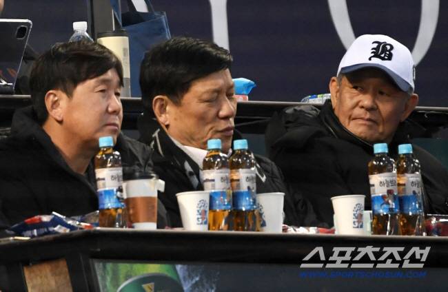 28일 잠실구장에서 열린 두산 베어스와 삼성 라이온즈의 경기. 류지현 감독, 허구연 총재, 박철순 전 선수가 경기를 지켜보고 있다. 잠실=박재만 기자 pjm@sportschosun.com/2025.03.28/
