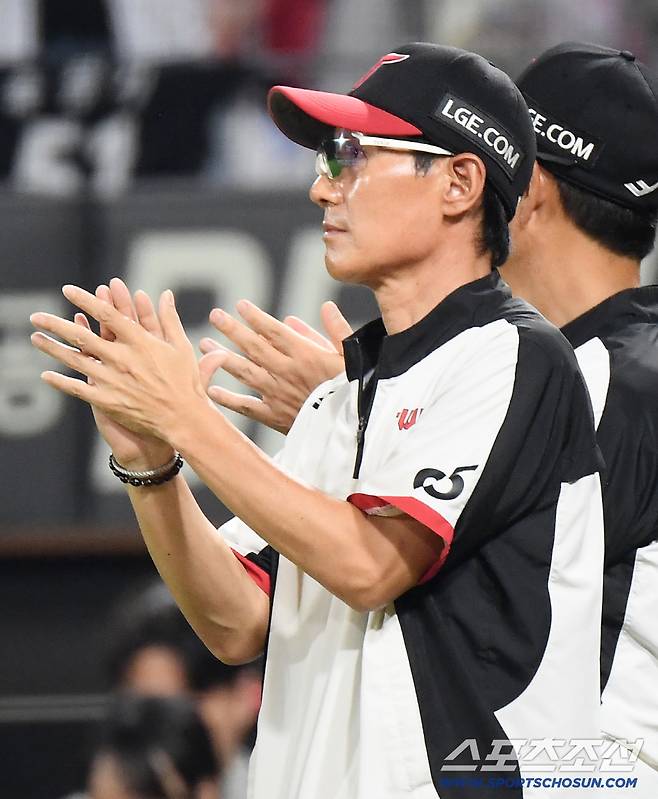 24일 광주 기아 챔피언스필드에서 열린 LG-KIA전. LG가 8대0으로 승리하며 4연승을 거뒀다. 염경엽 감독이 선수들을 맞이하고 있다. 광주=정재근 기자 cjg@sportschosun.com/2025.7.24/