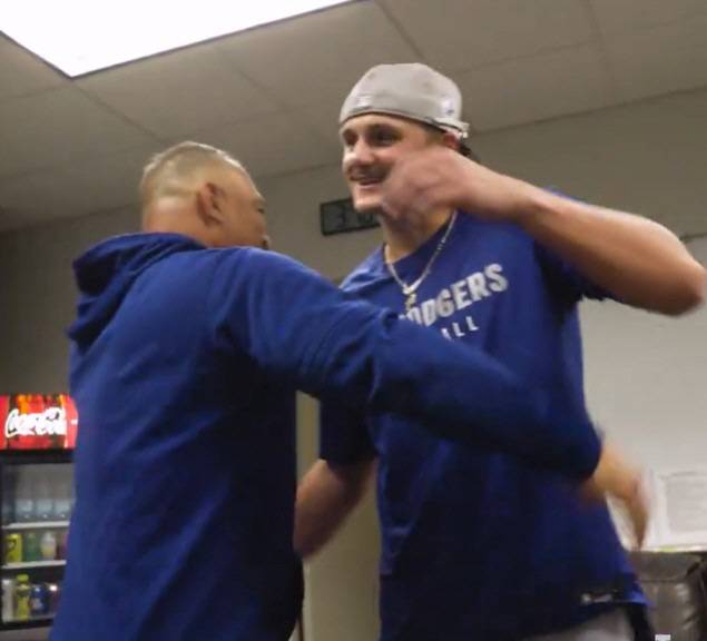 데이브 로버츠 감독이 30일(한국시각) 빅리그에 오른 알렉스 프리랜드를 환영하고 있다. 사진=LA 다저스 구단 공식 X 계정