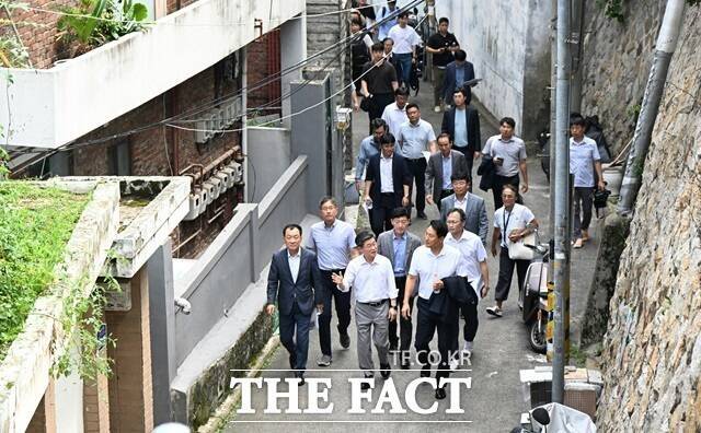 오세훈 서울시장이 24일 오후 신당9구역 재개발사업 현장을 점검하고 있다./서울시