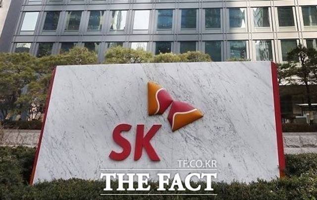 30일 업계에 따르면 SK온과 SK엔무브 합병설은 SK이노베이션이 최근 윤활유 전문업체 SK엔무브의 지분 30%를 매입해 SK이노베이션 100% 자회사로 편입하면서 시장에서 힘을 받았다. /더팩트 DB