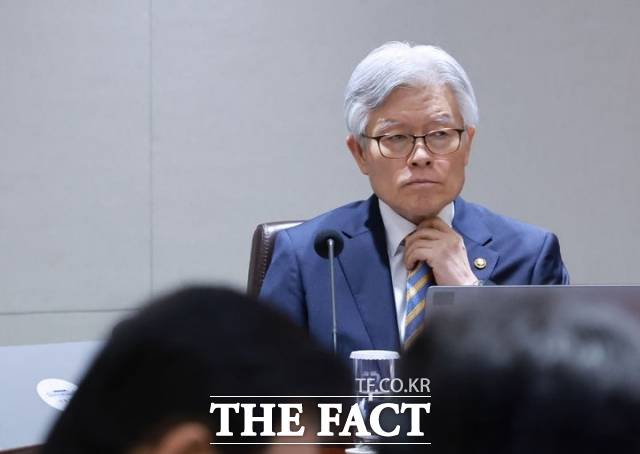 최동석 인사혁신처장이 29일 서울 용산 대통령실 청사에서 열린 국무회의에서 자신의 막말과 관련해 "유명해지고 있어 대단히 죄송스럽다"고 발언했다. /뉴시스