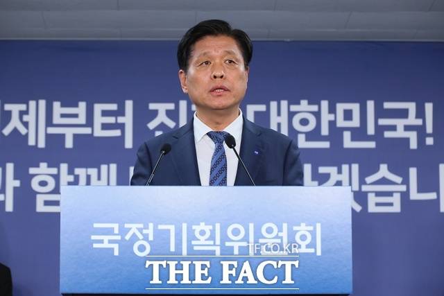 조승래 국정기획위원회 대변인(사진)이 30일 서면브리핑을 통해 "AI 대전환 시대를 맞아 경기 파주시 CJ ENM 스튜디오에 방문해 문화 콘텐츠 사업 현황을 살펴보고 향후 발전 방안을 논의했다"며 이같이 전했다./임영무 기자