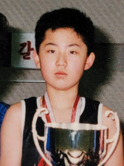 김정은 북한 국무위원장이 청소년 시절 농구 경기에서 우승해 트로피를 들고 있는 사진이 최초 공개됐다. 사진 속 김 위원장은 앳된 얼굴에 지금과는 달리 홀쭉한 체형이다. /정성장 세종연구소 부소장
