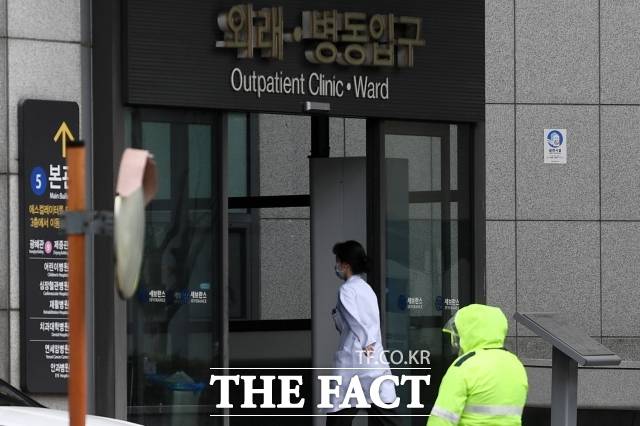 30일 한국 임상의사 수가 경제협력개발기구(OECD) 국가 가운데 두 번째로 적은 것으로 나타났다. 의학계열 졸업자는 세 번째로 적다. 사진은 지난 5월 9일 연세대학교 세브란스병원. / 사진=서예원 기자