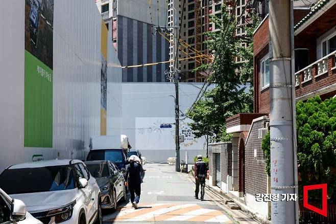 대구 남구 한 아파트 건설현장 인근을 노동자들이 거닐고 있다. 강진형 기자