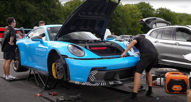 사진 :&nbsp;영국 캐드웰 파크(Cadwell Park)&nbsp;서킷에서 진행된 실차 테스트에서포르쉐&nbsp;992 GT3에 에이드로의&nbsp;AI&nbsp;기반 공력 설계 플랫폼&nbsp;AOX로 최적화된 부품을 장착하고있다.&nbsp;(출처=ADRO)