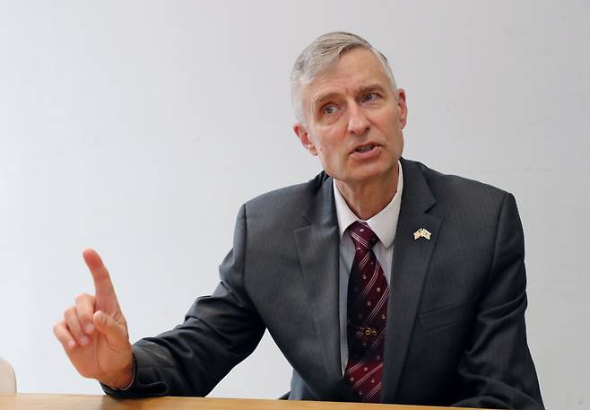 미국의 북한 전문가 브루스 베넷 박사(RAND 연구소)가 지난 2022년 서울 중구 조선일보미술관에서 본지 와 인터뷰를 하는 모습. /남강호 기자