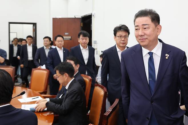 더불어민주당 김병기 당대표 직무대행 겸 원내대표가 29일 서울 여의도 국회에서 열린 원내대책회의에 참석하고 있다./연합뉴스