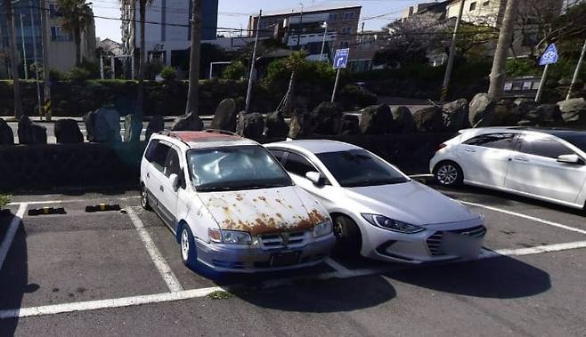 제주시 삼양해수욕장 주차장에서 세워진 폐차량./네이버 지도