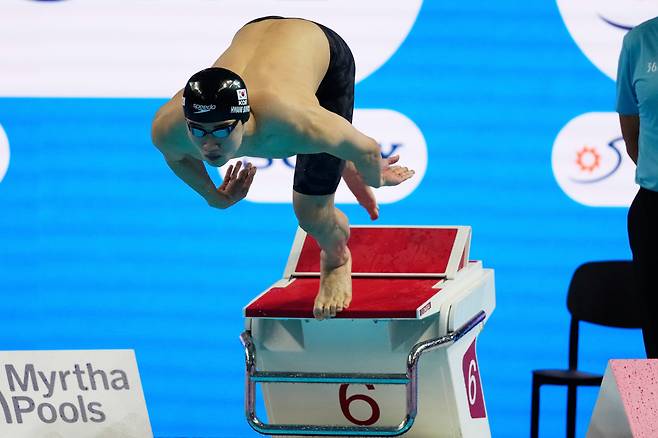 황선우가 30일 열린 세계 수영선수권 남자 자유형 100m 준결선 1조에서 출발하고 있다. 그는 전체 13위에 그치며 8명이 겨루는 결선에 오르지 못했다. /AP 연합뉴스