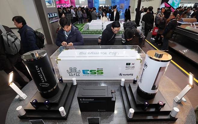 5일 서울 강남구 코엑스에서 개막한 ‘인터배터리 2025’ 금양부스를 찾은 관람객이 배터리 모형을 살펴보고 있다. /뉴스1