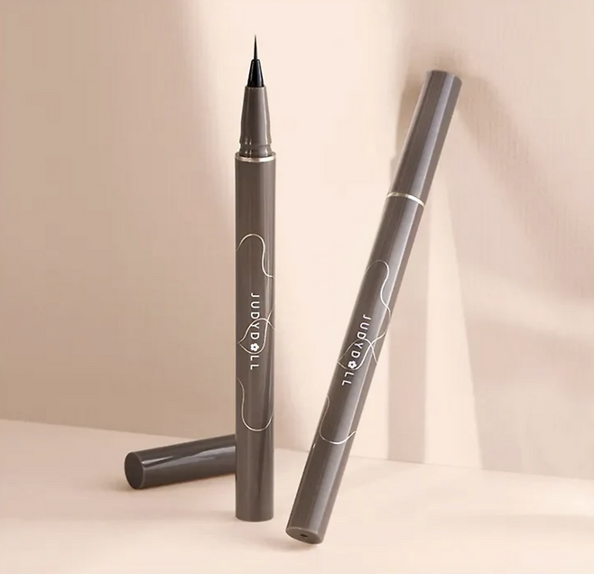 기사에서 언급한 주디돌의 시그니처 아이템 ‘하이라이터 & 컨투어 팔레트’와 ‘립 글로스’, ‘아이라이너’.