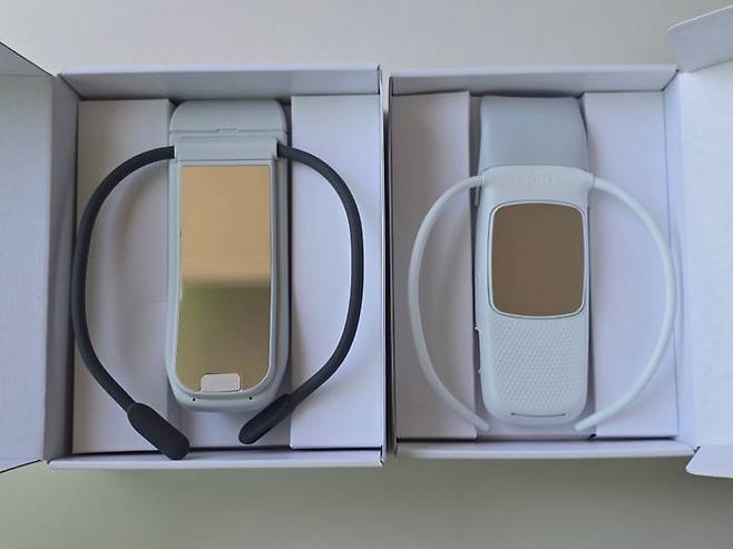 소니 레온 포켓 프로(좌), 레온 포켓 5(우). 포켓 프로가 포켓5보다 냉각 면적이 두배 넓고 배터리 성능, 팬 소음 등에서 월등히 뛰어나다. ⓒ임채현 기자