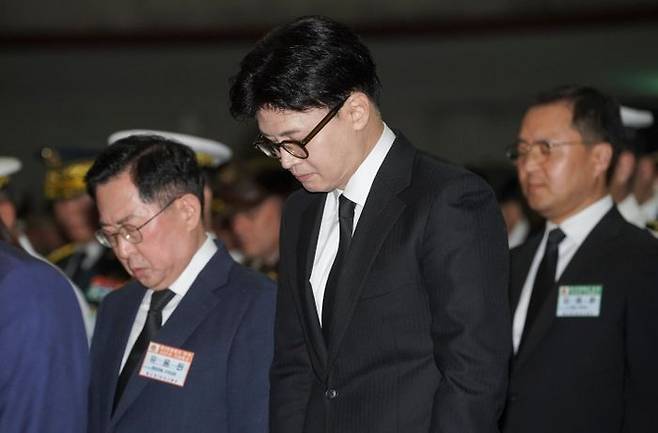 한동훈 국민의힘 전 대표가 29일 오전 평택시 해군 2함대사령부에서 열린 '제2연평해전 승전 23주년 기념식'에서 순국선열과 호국영령을 기리기 위해 묵념을 하고 있다.(공동취재) ⓒ뉴시스