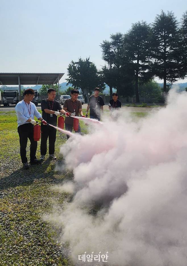 한국조폐공사 화폐본부 직원들과 민간기업 참가자들이 화재진압 훈련을 하고 있다.ⓒ한국조폐공사