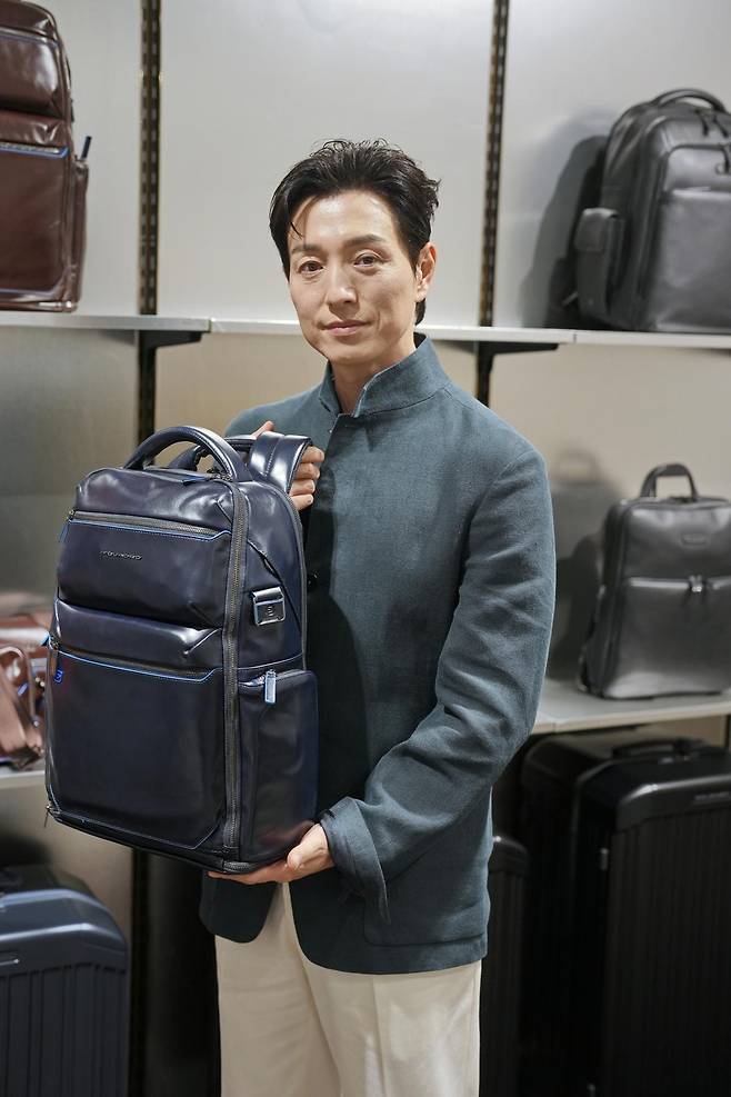 18일 서울 롯데백화점 에비뉴엘 본점 피콰드로 공식 매장에서 열린 피콰드로 아시아 순회 행사에서 브랜드 앰배서더인 배우 정성일이 피콰드로 백팩을 소개하고 있다. 피콰드로 제공