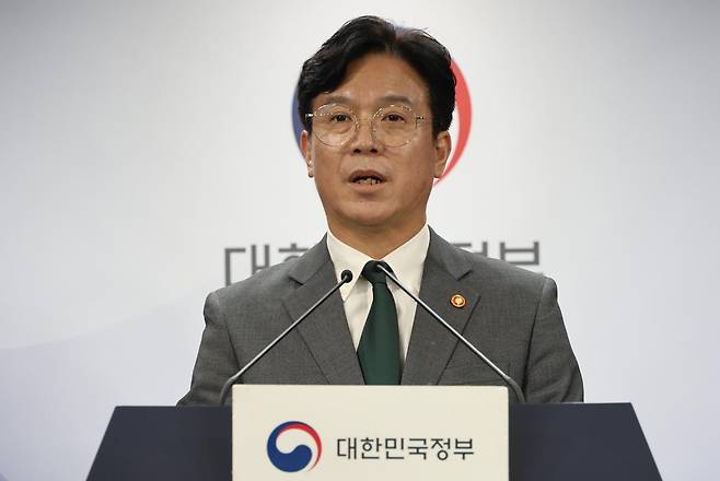 서울 종로구 정부서울청사에서 노조법 2·3조 개정안(노란봉투법) 등 노동조합 및 노동관계조정법 개정(안) 관련 브리핑을 하고 있다. 2025.07.29. 뉴시스