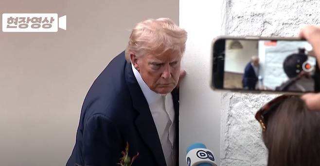 29일(현지 시간) 도널드 트럼프 미국 대통령은 스코틀랜드 순방을 마치고 워싱턴DC로 돌아와 백악관으로 들어가는 길에 기자들과 만나 ‘한국과의 관세 협상을 내일 끝낼 것인가’라는 질문을 받고 있다. 채널A