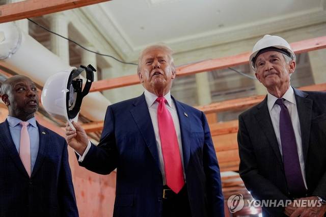 도널드 트럼프 미국 대통령이 지난 24일(현지시간) 미국 중앙은행인 연방준비제도를 찾아 파월 의장과 대화를 나누고 있다. [연합뉴스]