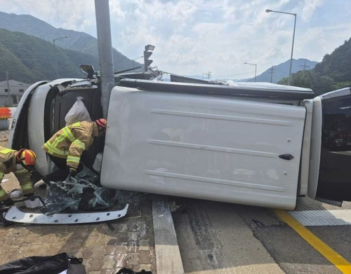 신호등을 들이받고 넘어진 스타리아 승합차. [강원특별자치도소방본부 제공]