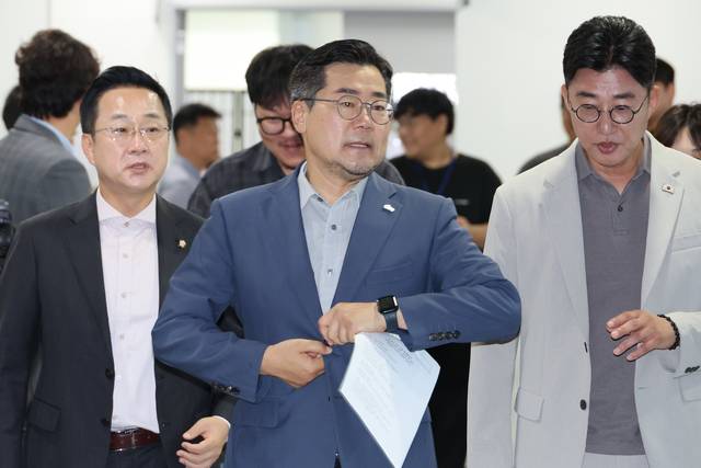 더불어민주당 대표 선거에 출마한 박찬대 의원이 30일 국회 소통관에서 지지를 호소하는 기자회견에 나서고 있다. [연합뉴스]