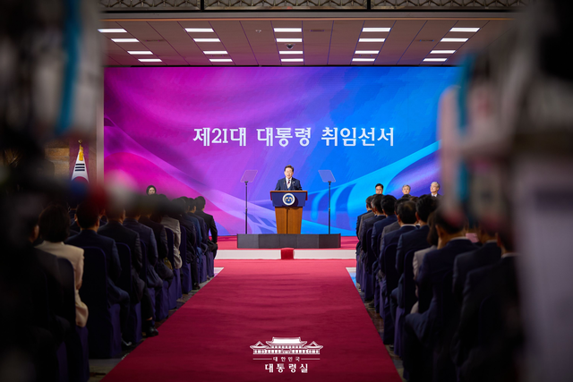이재명 대통령이 지난 6월4일 오전 국회 본청 로텐더홀에서 제21대 대통령 취임선서식에 임하고 있다.<대통령실 홈페이지 사진>